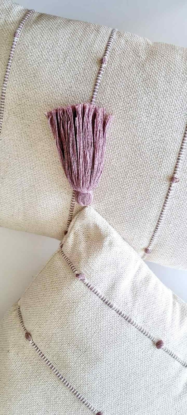 Capa de almofada rosa seco com pompom (1)