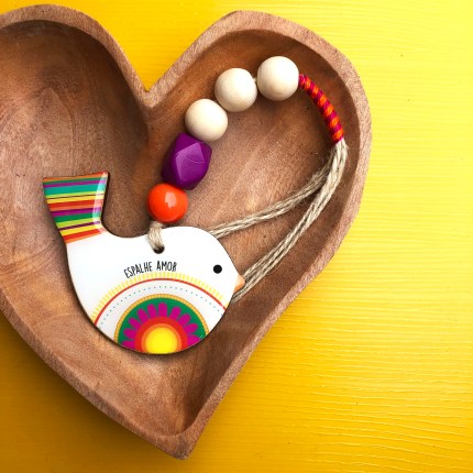 Pingente decorativo de resina Pássaro Espalhe Amor