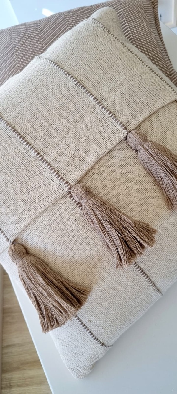 Capa almofada bege e palha com pompom 45×45 de tear manual (1)