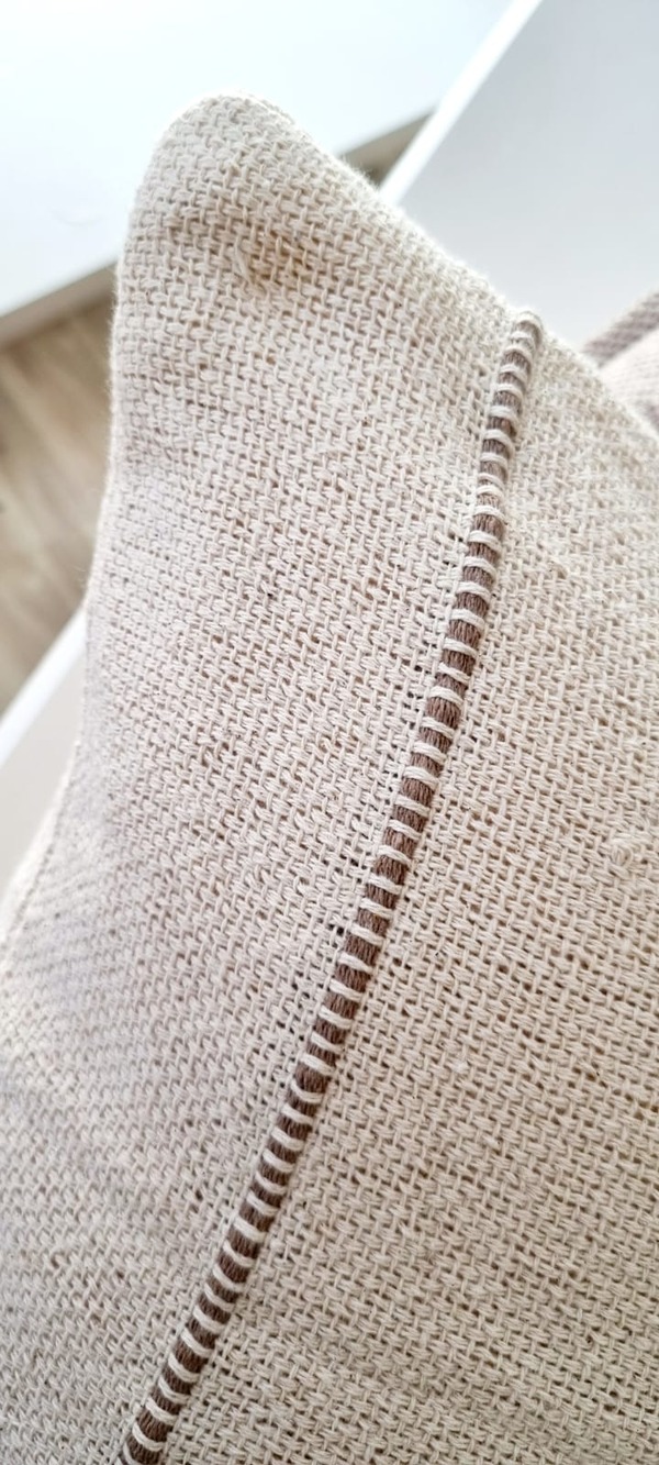 Capa almofada bege e palha com pompom 45×45 de tear manual (2)
