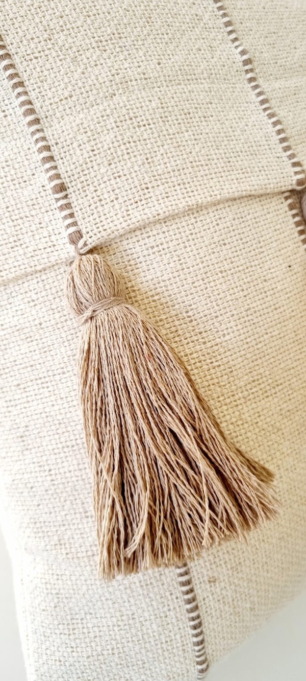 Capa almofada bege e palha com pompom 45×45 de tear manual (3)