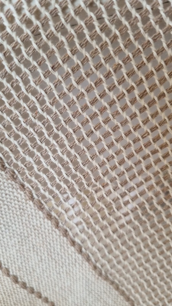 Toalha de mesa 4 lugares quadrada bege areia vazada no tear mineiro (6)