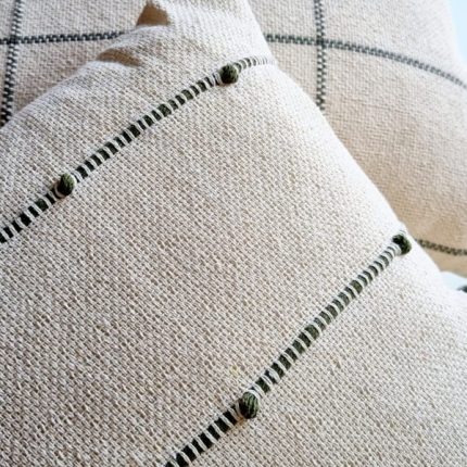 Almofada retangular decorativa verde musgo BOHO artesanal 45×30 de algodão