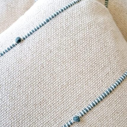 Almofada retangular decorativa verde água BOHO artesanal 45×30 de algodão