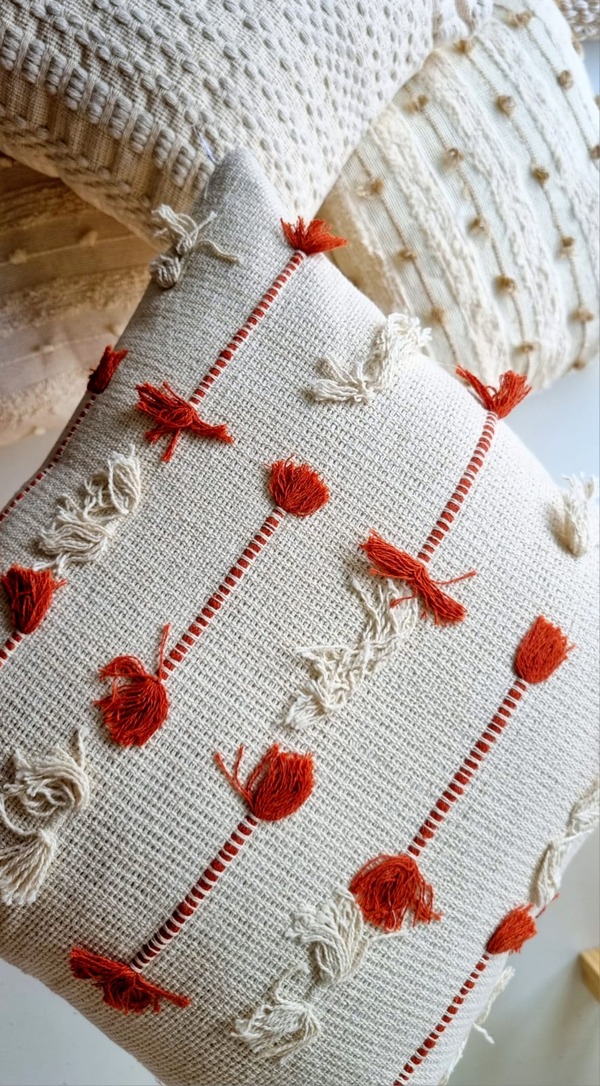 Capa de almofada terracota e cru trabalhada artesanal 45×45 (1)