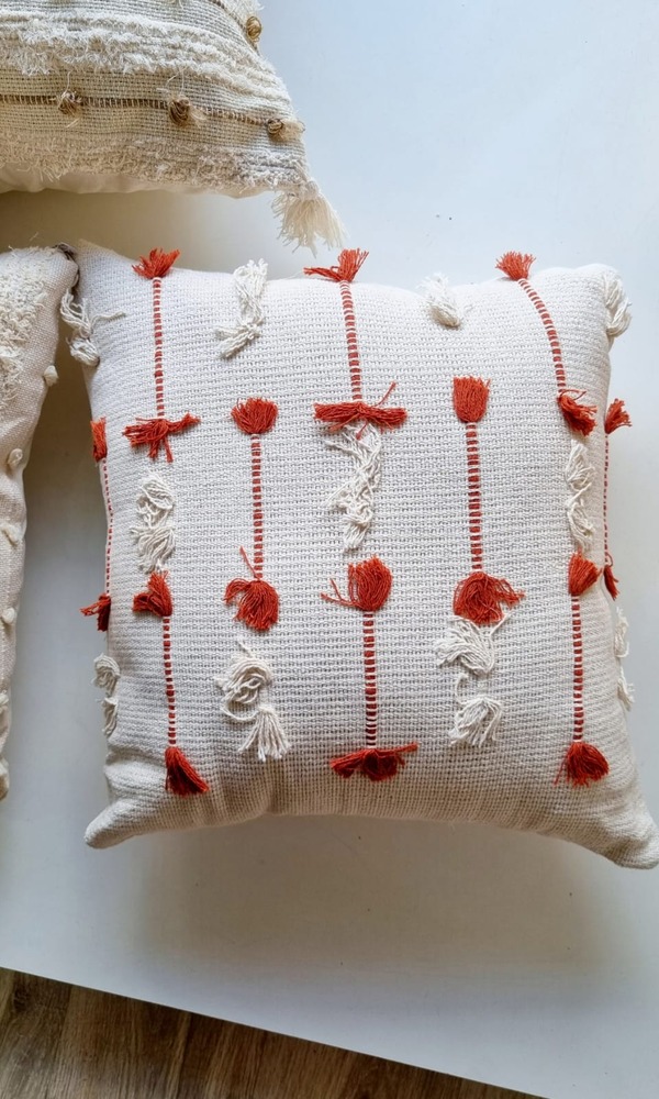 Capa de almofada terracota e cru trabalhada artesanal 45×45 (2)