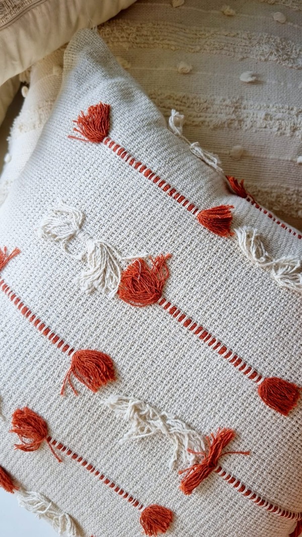Capa de almofada terracota e cru trabalhada artesanal 45×45 (3)