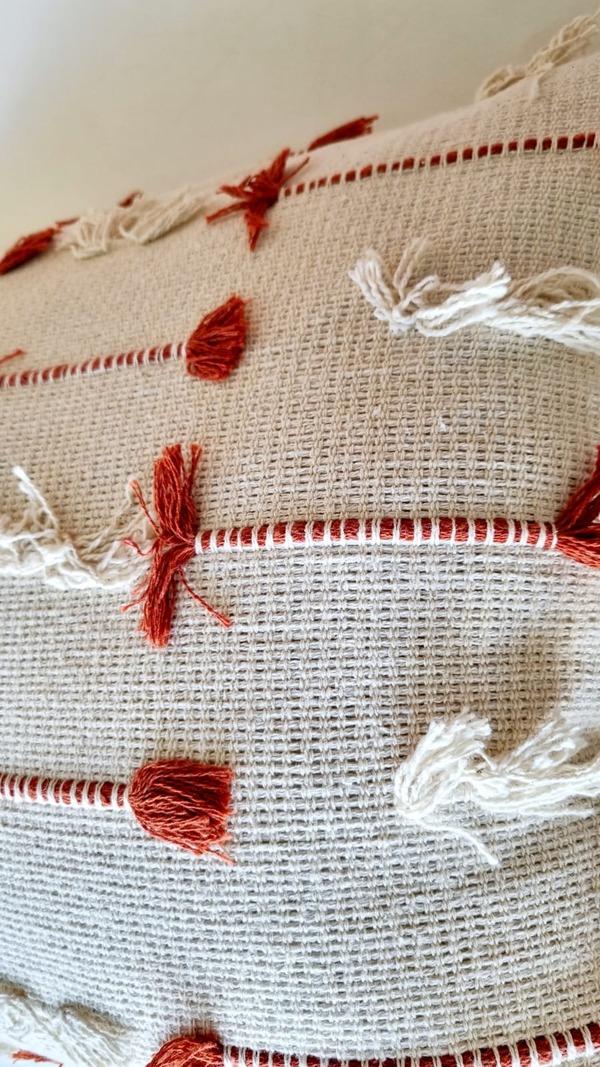 Capa de almofada terracota e cru trabalhada artesanal 45×45 (4)
