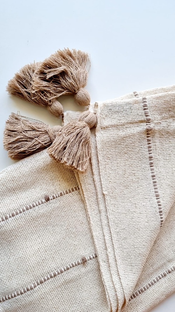 Manta bege e cru com pompom BOHO 1,1×1,9 de algodão artesanal (1)