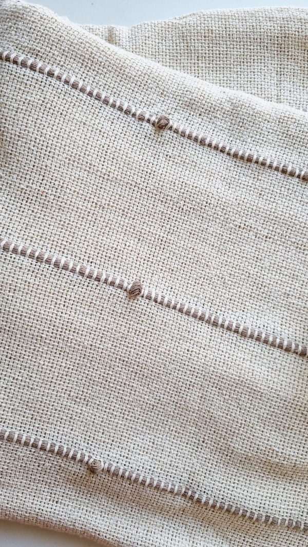 Manta bege e cru com pompom BOHO 1,1×1,9 de algodão artesanal (3)