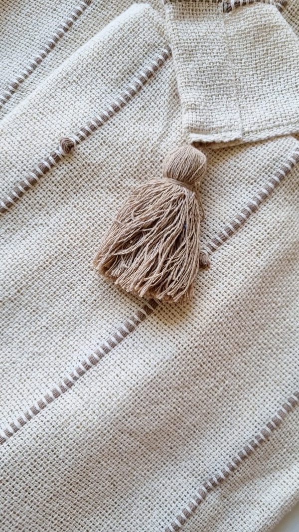 Manta bege e cru com pompom BOHO 1,1×1,9 de algodão artesanal (4)