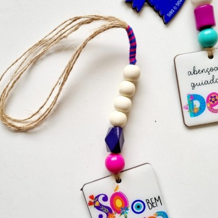 Pingente decorativo de resina Só bem entra