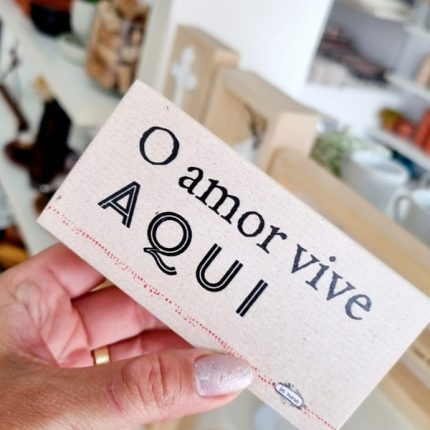 Bloquinho decorativo com frase O Amor vive aqui