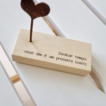 Enfeite mini escultura com frases Dedicar Tempo é um presente bonito