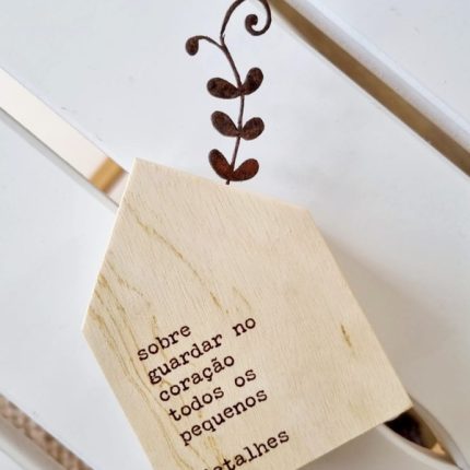 Quadro e enfeite de prateleira com frase de madeira e ferro Guardar no coração pequenos detalhes
