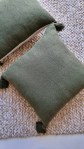Capa de almofada decorativa verde musgo lisa BOHO com tassel artesanal 45×45