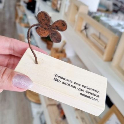 Enfeite mini escultura com frase Sementes