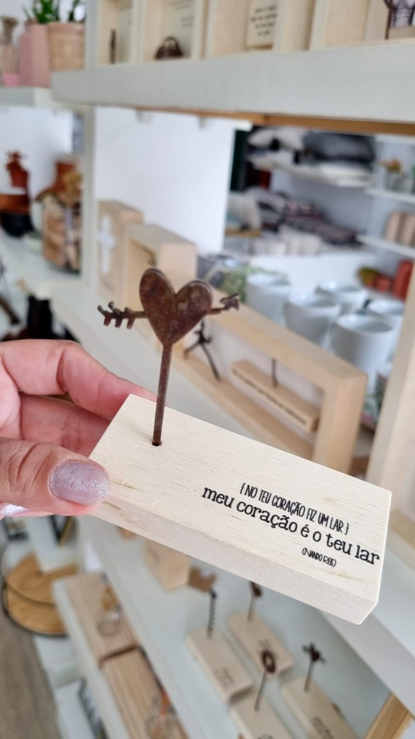 Enfeite mini escultura com frase Um lar (1)