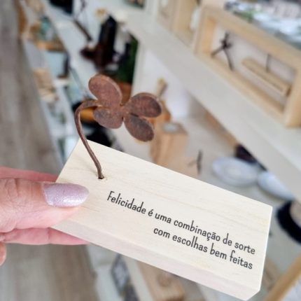 Enfeite mini escultura com frases Felicidade é