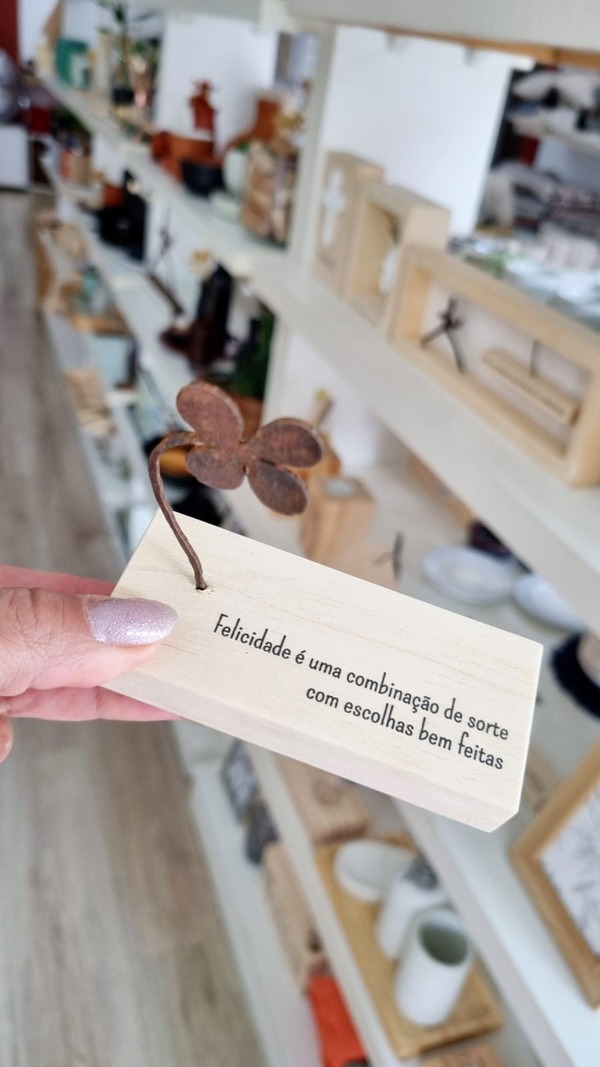 Enfeite mini escultura com frases Felicidade é (1)