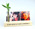 Porta-retrato impressão UV madeira com frase e vasinho Almas bonitas