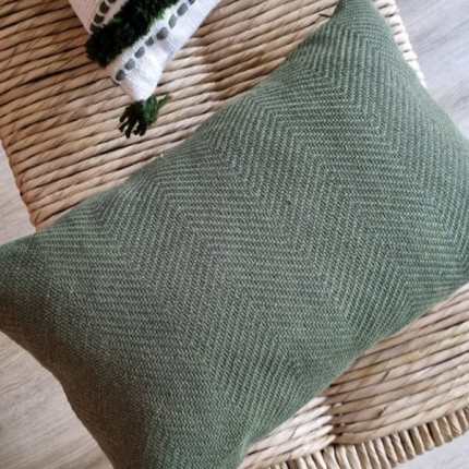 Almofada retangular decorativa verde musgo lisa escama artesanal