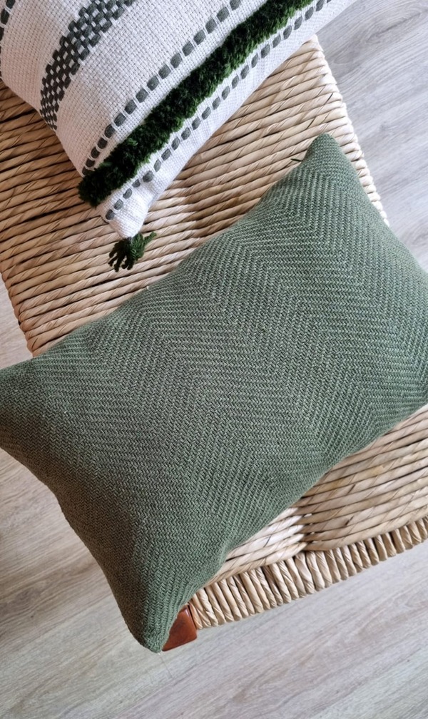 Almofada retangular verde musgo tecida no tear 50×30 (1)