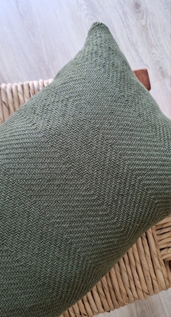 Almofada retangular verde musgo tecida no tear 50×30 (3)