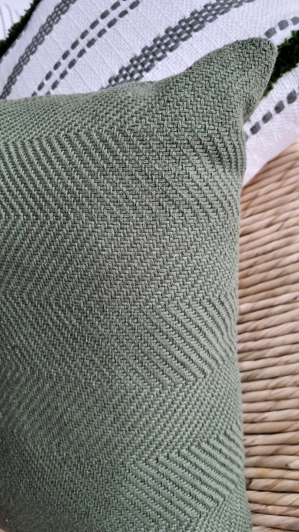 Almofada retangular verde musgo tecida no tear 50×30 (4)