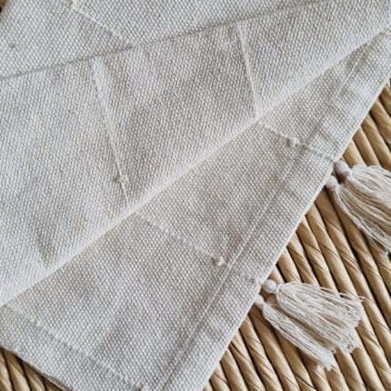 Caminho de mesa 1m cru Boho com tassel artesanal no tear mineiro