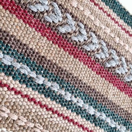 Passadeira colorida étnica fundo bege artesanal de tear mineiro