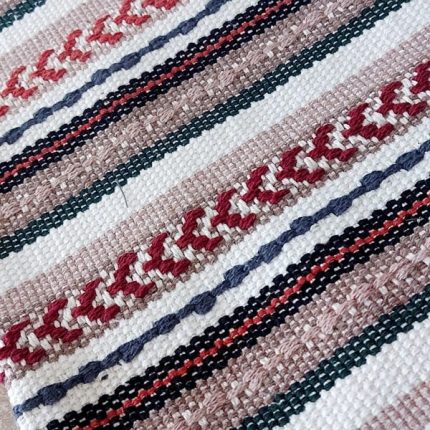 Passadeira colorida étnica com fundo cru artesanal no tear mineiro