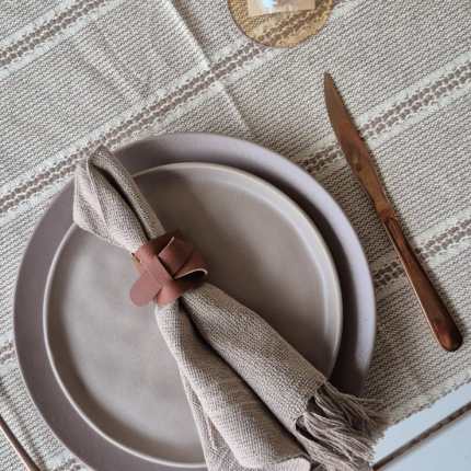 Toalha de mesa 6 lugares retangular bege caqui vazada artesanal no tear mineiro