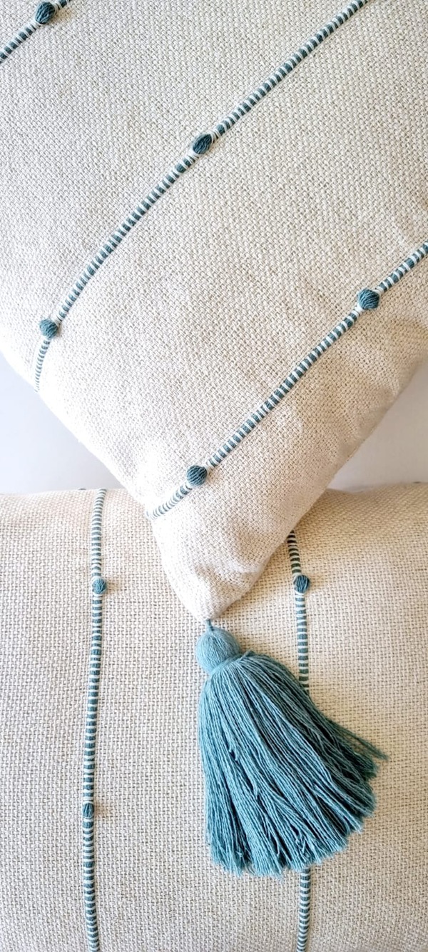Capa de almofada verde água com pompom artesanal 45×45 (1)