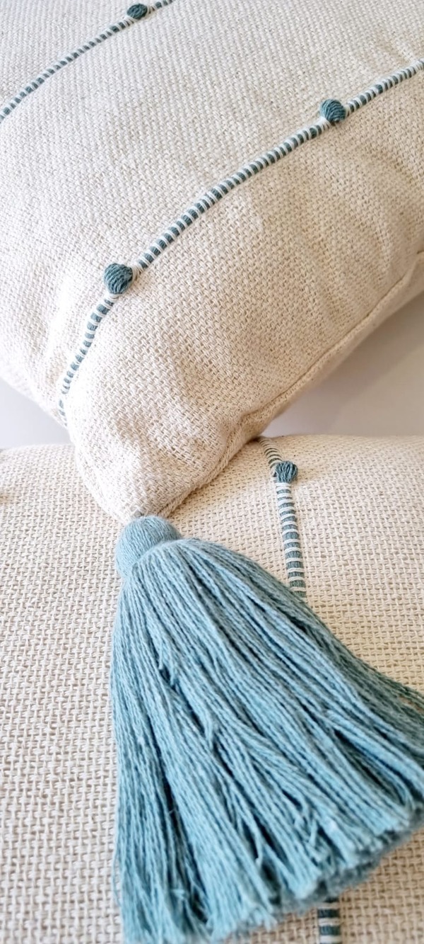 Capa de almofada verde água com pompom artesanal 45×45 (3)