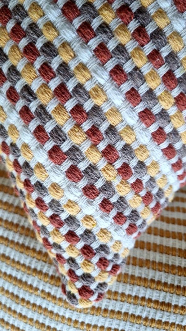 Almofada retangular tons terrosos de tear 45×30 (1)