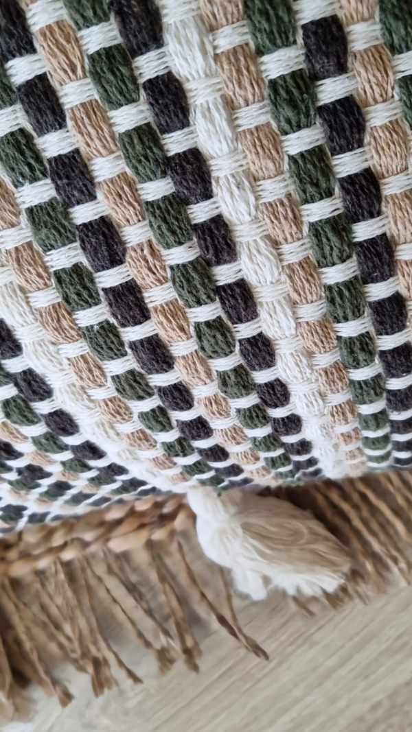 Capa de almofada verde musgo e bege BOHO trabalhada artesanal 45×45 (3)