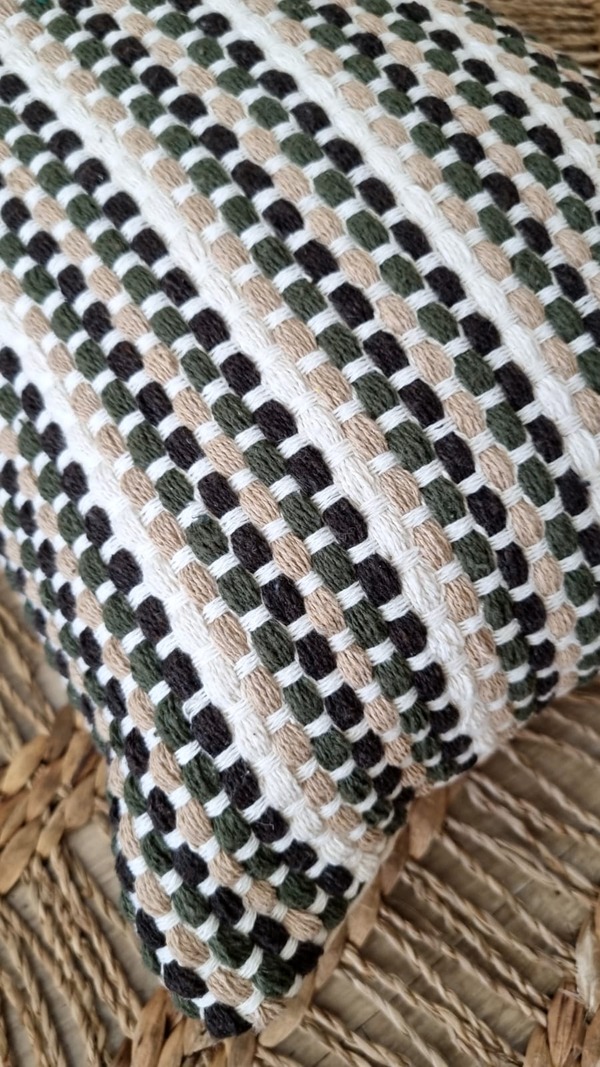 Capa de almofada verde musgo e bege BOHO trabalhada artesanal 45×45 (4)