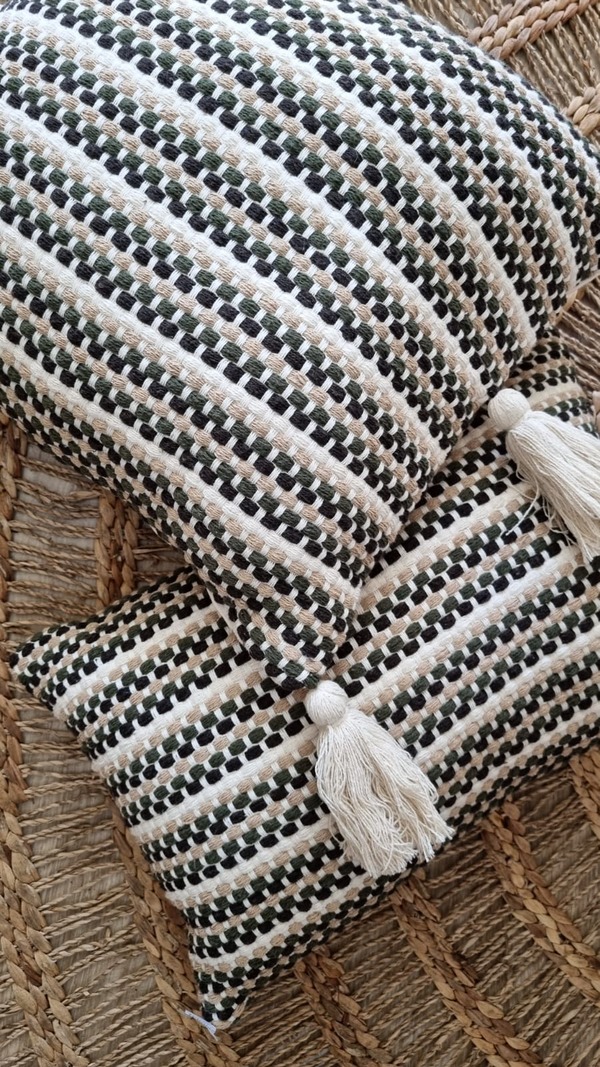 Capa de almofada verde musgo e bege BOHO trabalhada artesanal 45×45 (5)