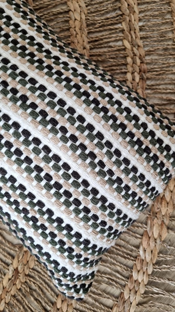 Capa de almofada verde musgo e bege BOHO trabalhada artesanal 45×45 (6)