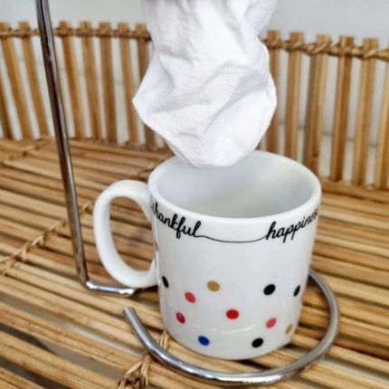 Xícara com coador poá com frases