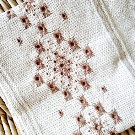 Jogo de lavabo bordado a mão com abrólio bege e cru