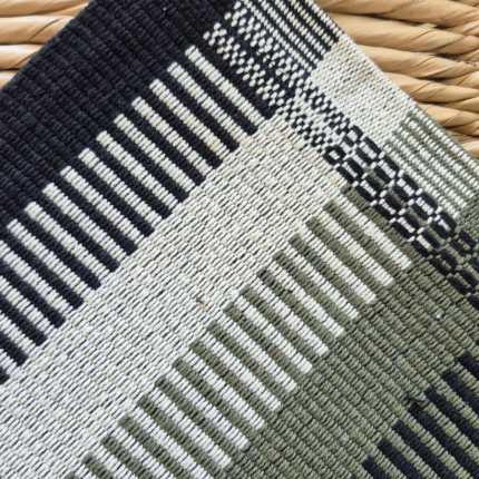 Jogo de passadeira e 2 tapetes verde musgo e preto artesanal de tear mineiro