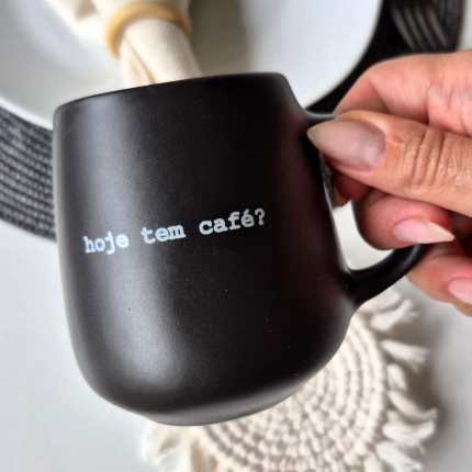 Caneca de cerâmica preta HOJE TEM CAFÉ