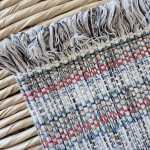 Tapetinho colorido com franjas de algodão artesanal no tear mineiro