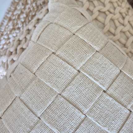 Capa de almofada decorativa cru com fita artesanal 45×45 de algodão