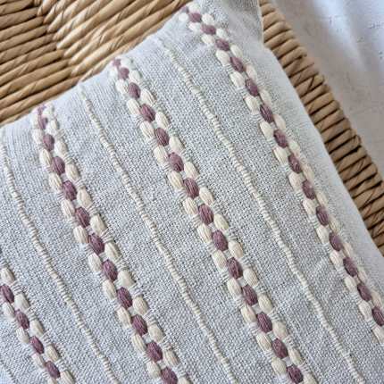 Almofada retangular decorativa rosa chá artesanal 45×30 de algodão