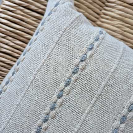 Almofada retangular decorativa cinza claro artesanal 45×30 de algodão