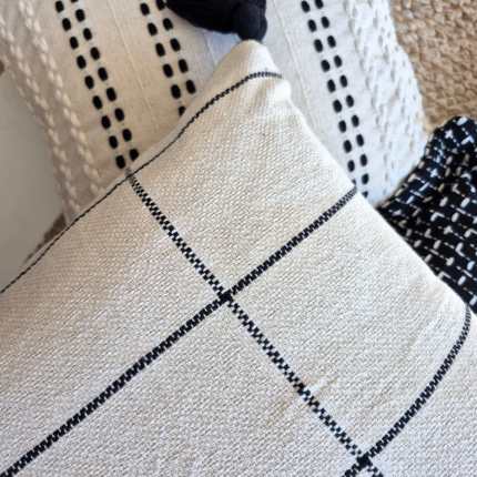 Capa de almofada decorativa preta xadrez com tassel artesanal 45×45 de algodão