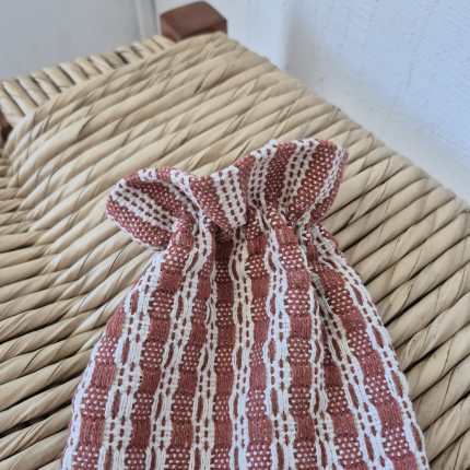 Puxa saco tecido no tear manual terracota de algodão